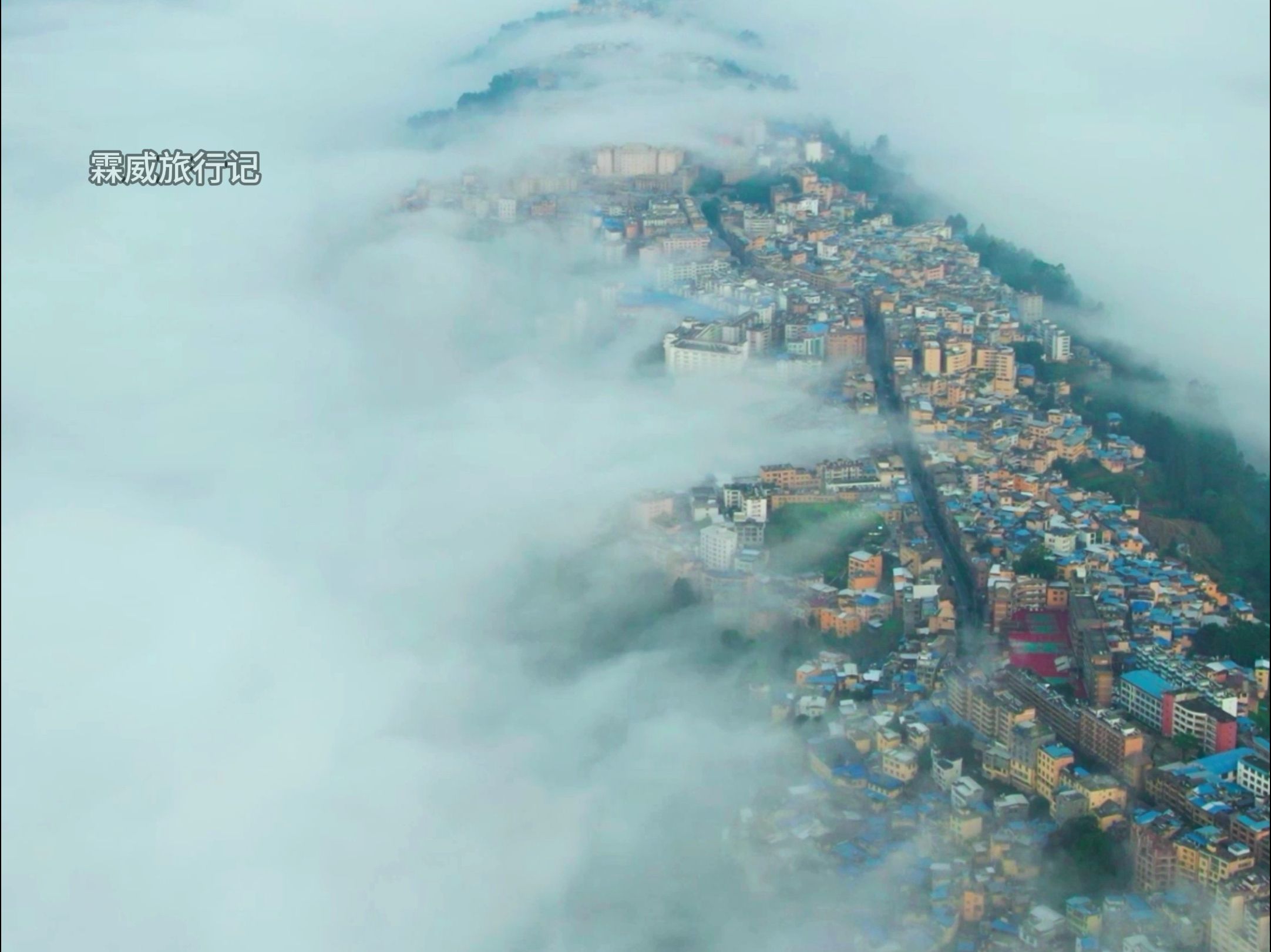 在云南的大山深处,竟有一座建在山顶上的天空之城.整个县城建在海拔1700米的山顶上,共有20万居民居住在这里,是中国离天边最近的县城哔哩哔哩...