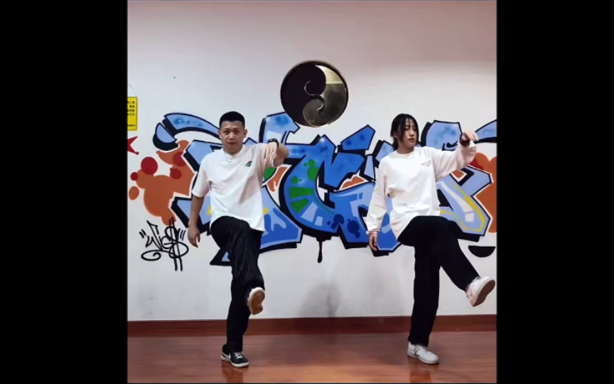 席嘉琪2022年popping练舞片段跟老师一起十分钟搞定的popping齐舞视频