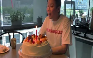 Télécharger la video: 2019年，同事们为陶喆准备了一个生日party