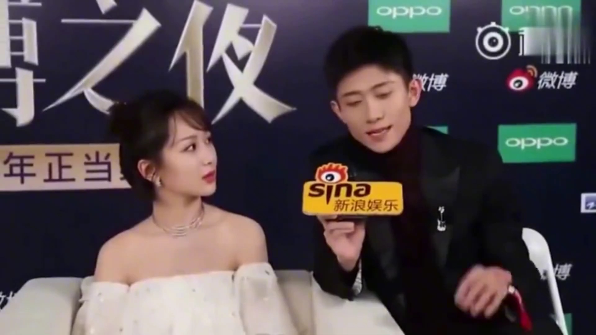 张一山一把搂住杨紫的腰,注意杨紫下意识反应,网友沸腾了