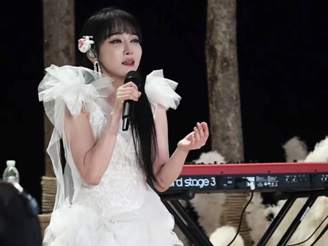 萨顶顶·《不染》饭拍近距(台下都穿棉服了就她穿了礼服 状态不好是