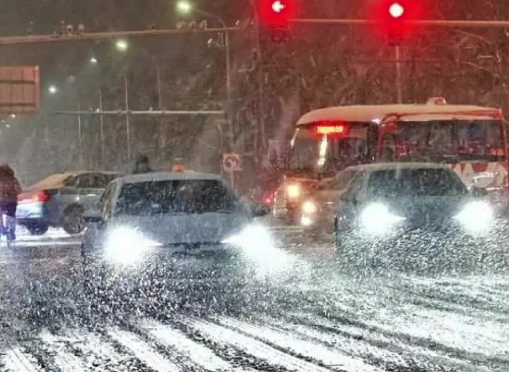 北京深夜发布暴雪蓝色预警,地面积雪厚厚一层,建议民众错峰出行哔哩哔哩bilibili