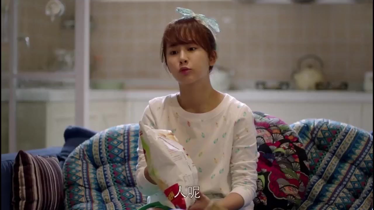 欢乐颂:小蚯蚓初次恋爱经验不足,向樊姐求助,还真是个傻白甜-01