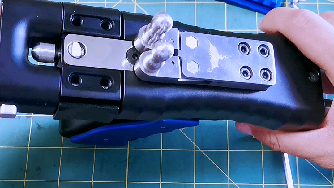 国外小哥爆改diy弹弓