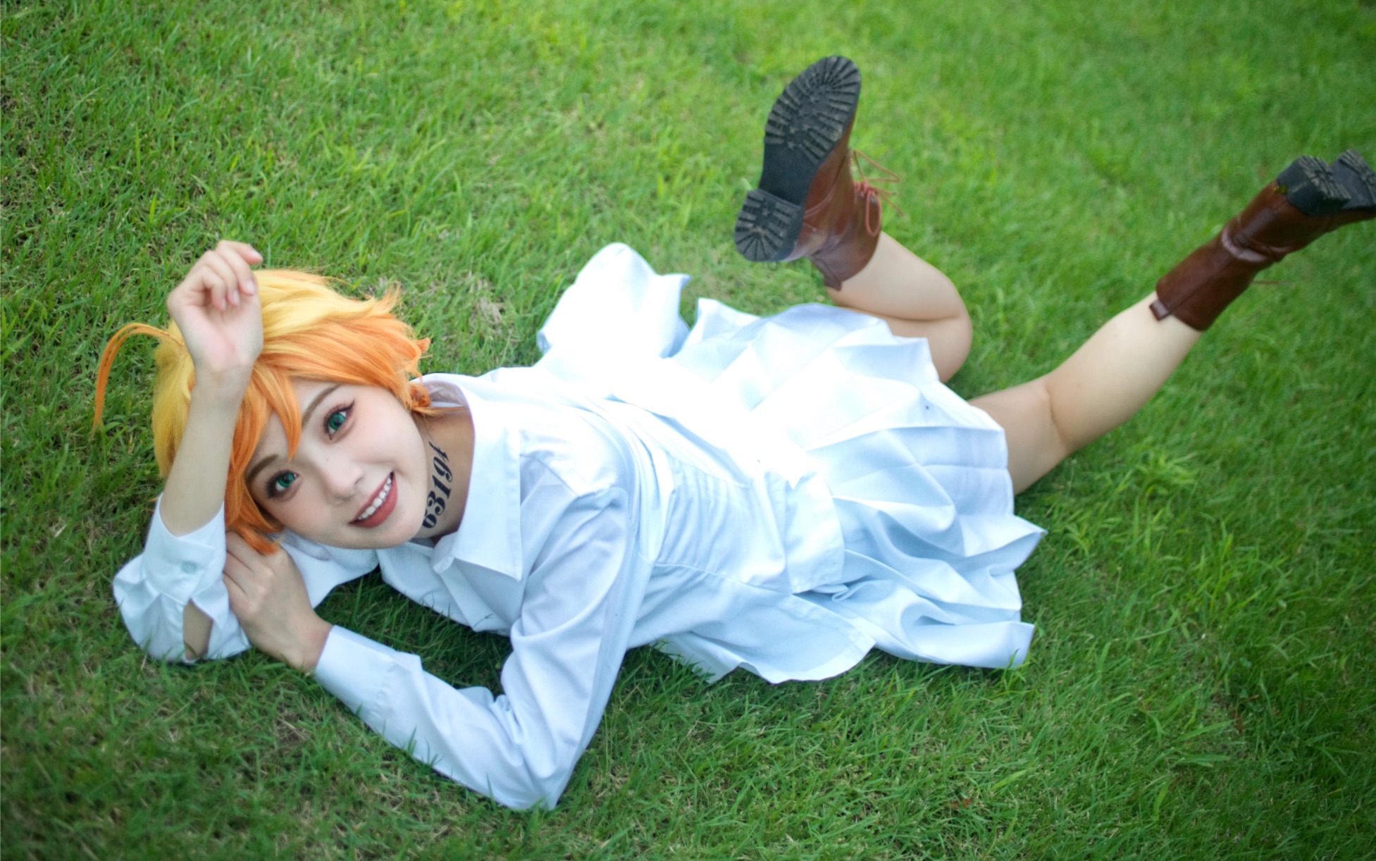 约定的梦幻岛 艾玛 cos 草坪玩耍