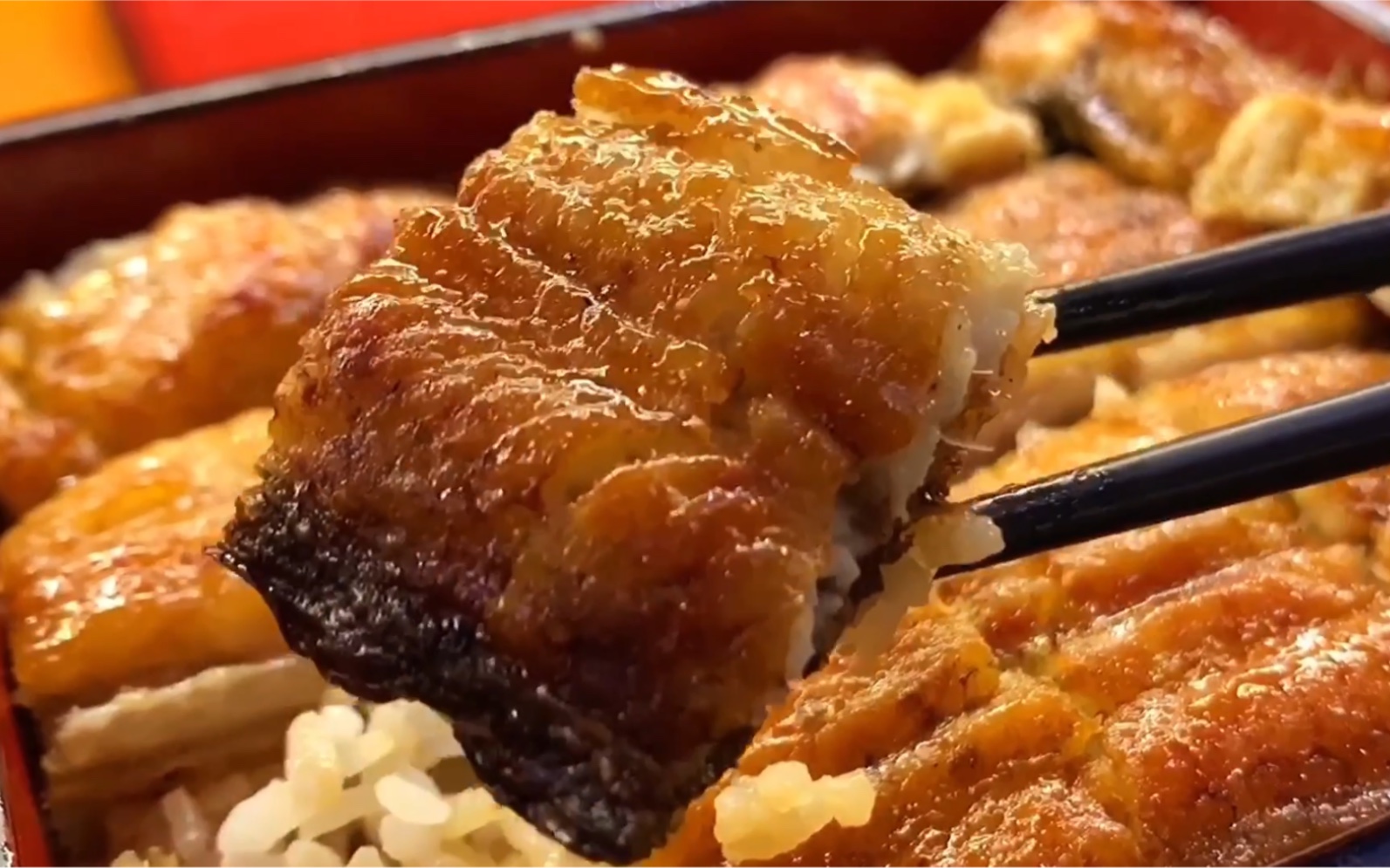 正儿八经的鳗鱼饭,米饭上铺满刚烤好的鳗鱼没有其他多余