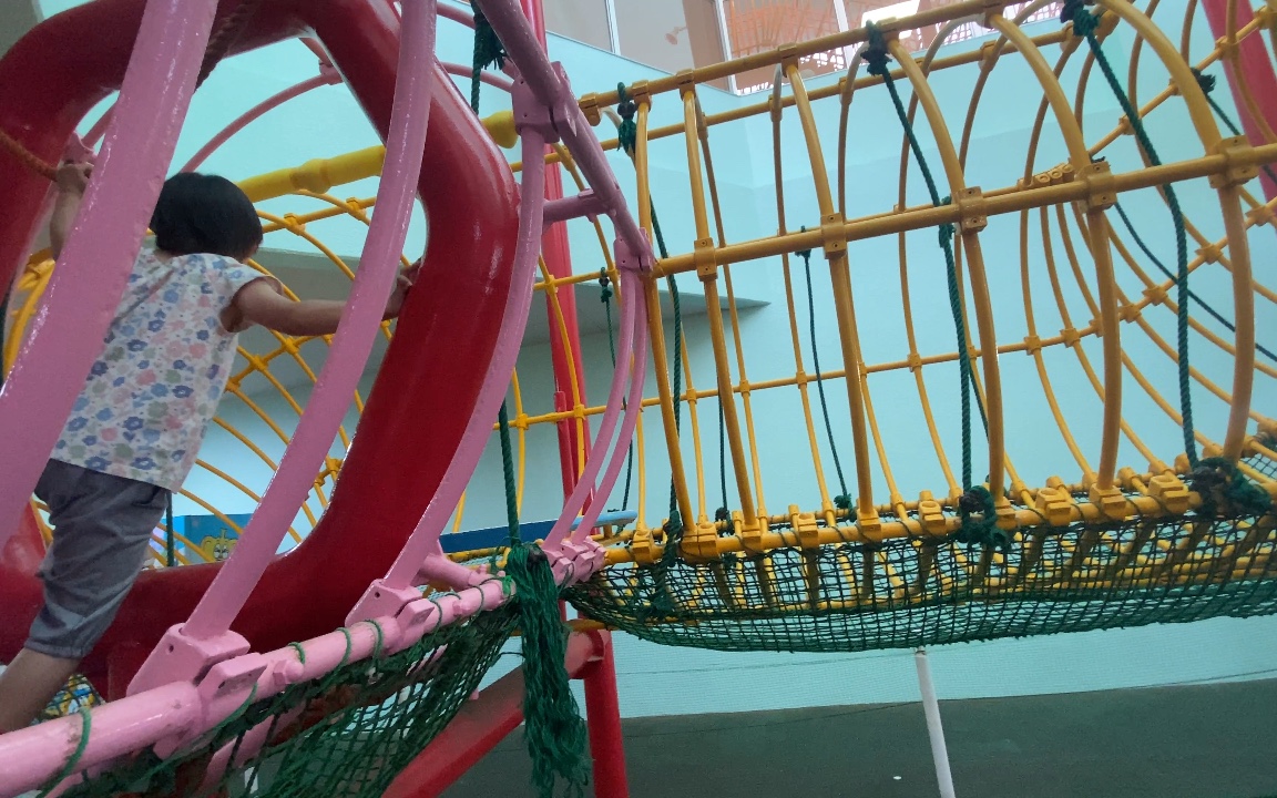体验一下层楼高的室内旋转滑梯,日本千叶县儿童王国