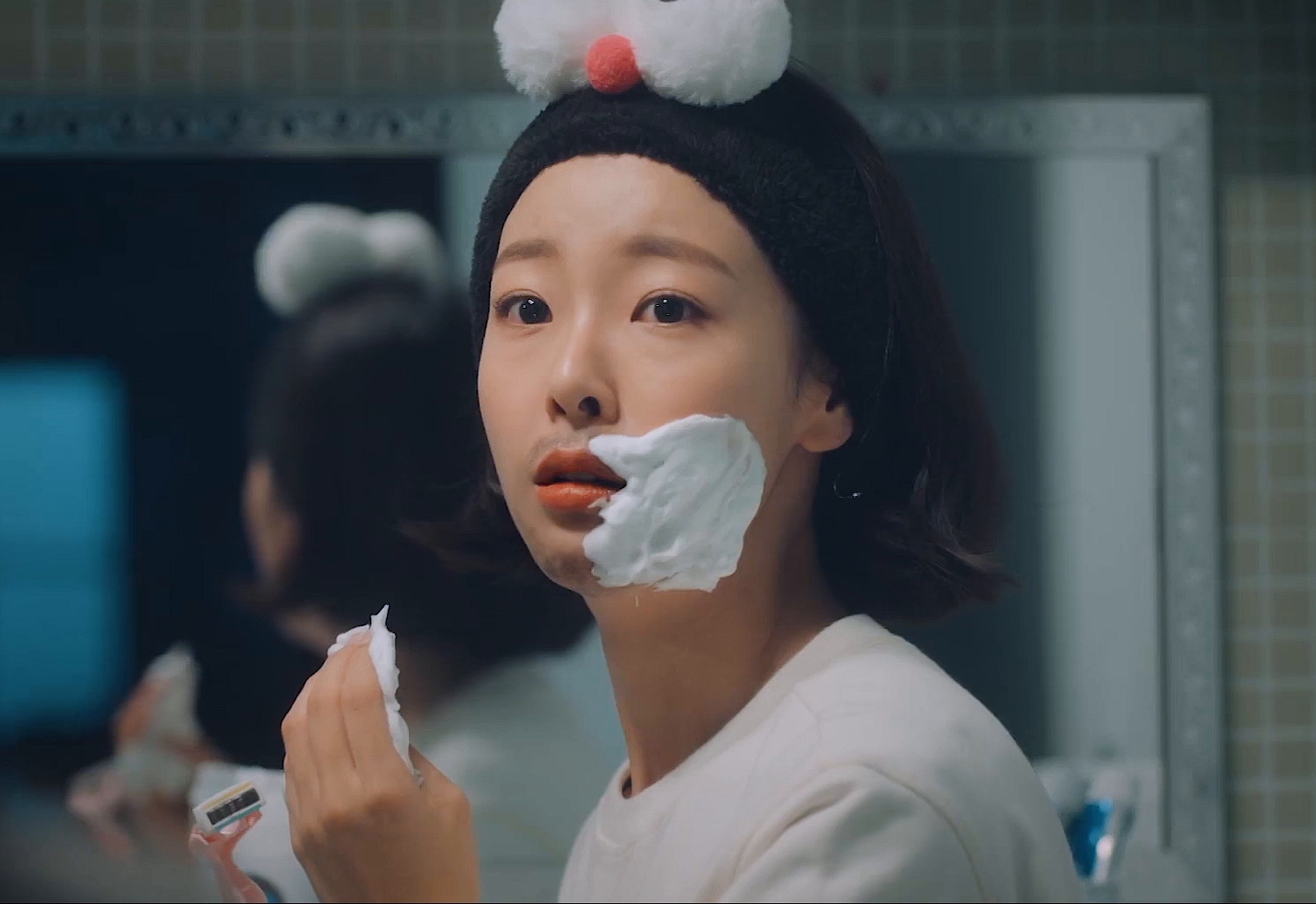 加油吧威基基:美女学男生刮胡子,结果胡子生长速度堪比火箭!