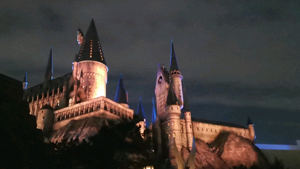 北京环球影城霍格沃茨城堡夜间灯光秀