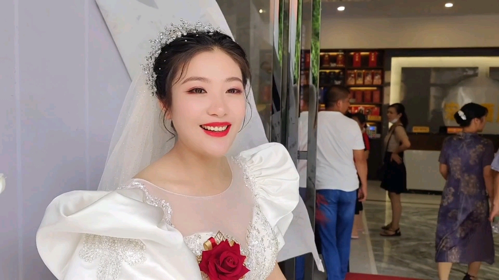 小网红湘西十三妹结婚,却有很多网红大咖前来祝贺,她有何魅力?