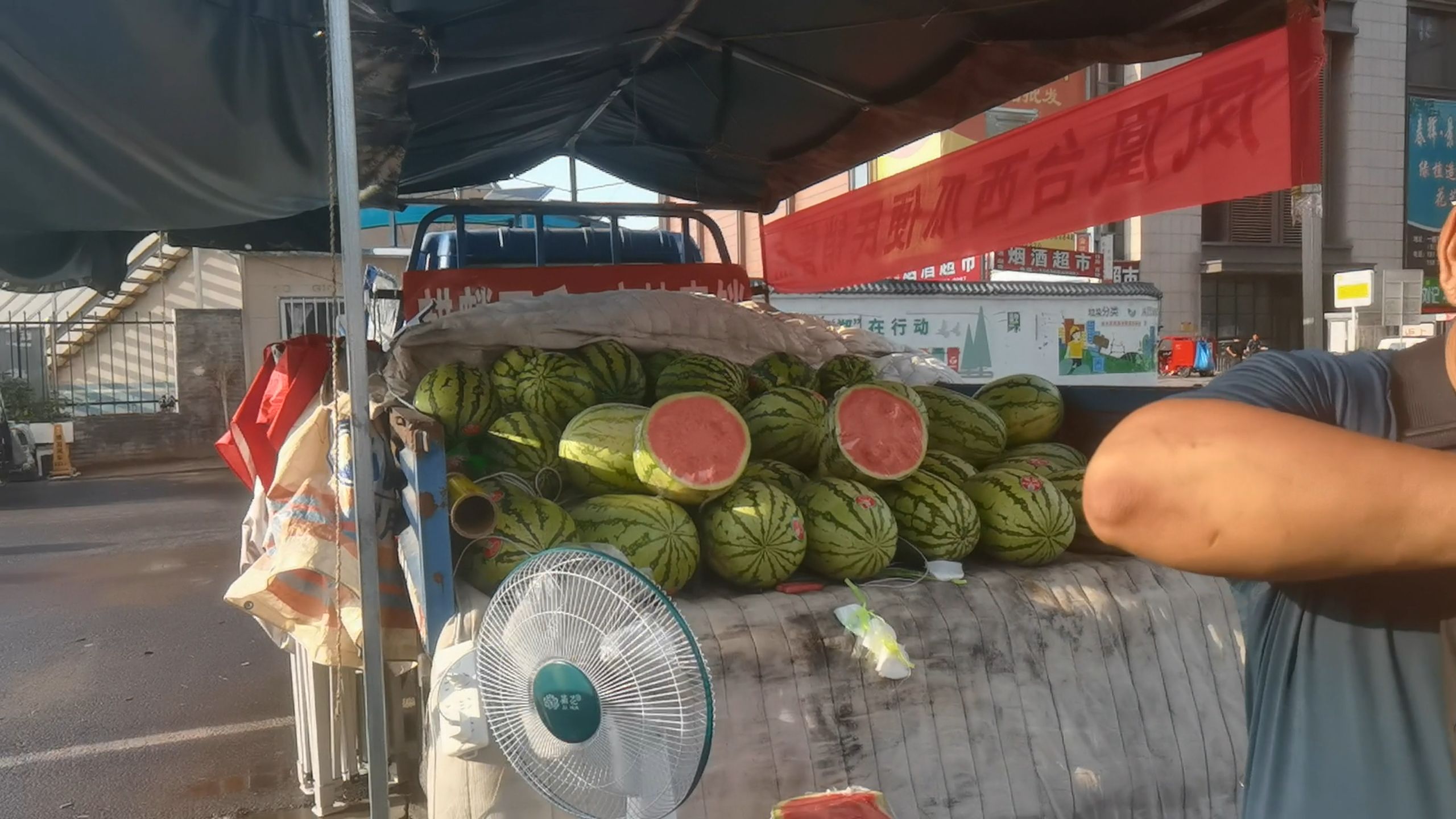 又是一年暑假,在路边摊买了一半西瓜,吃着吃着想起了童年的快乐时光