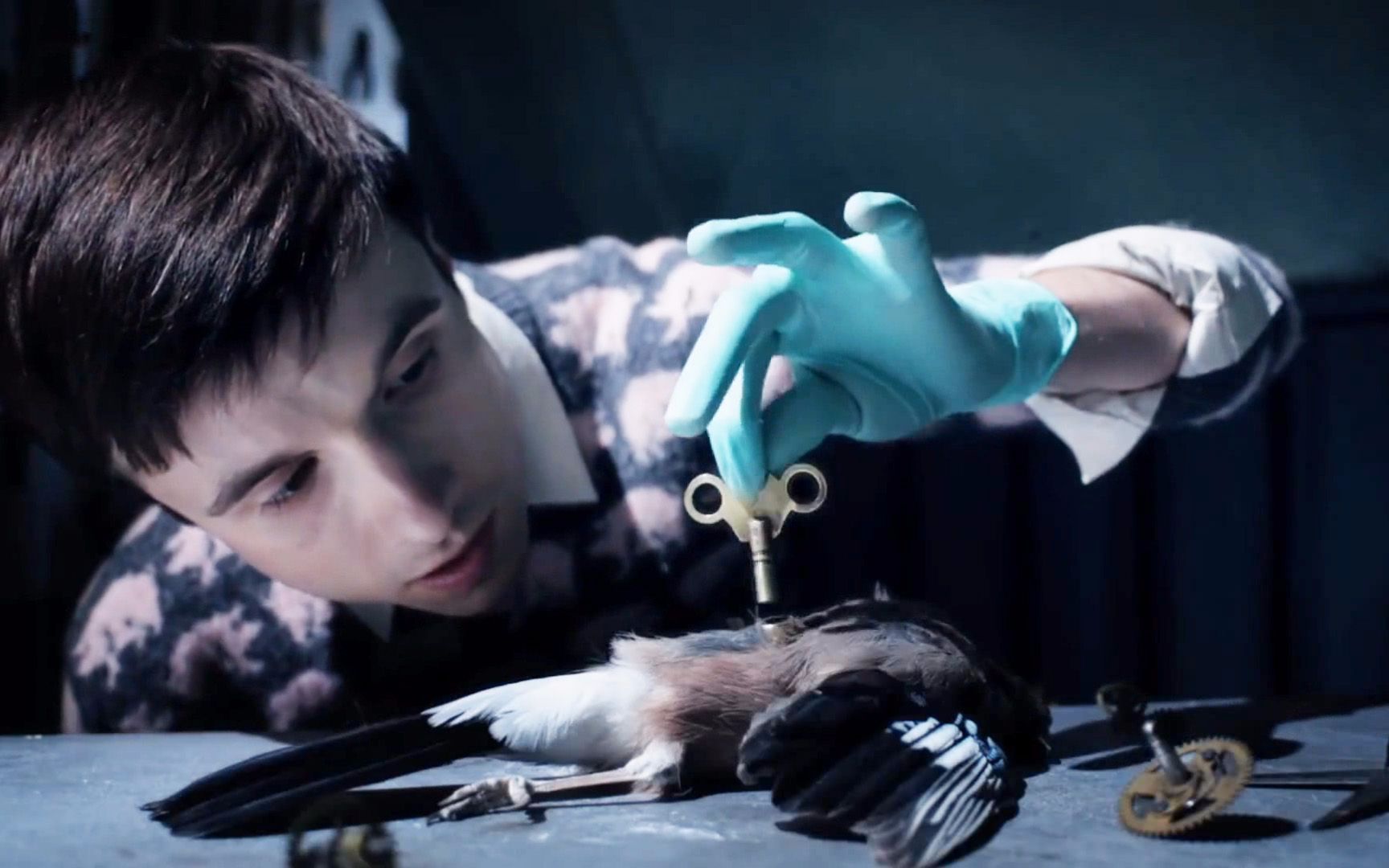 男子用发条把死物复活连死去的父母也一样把别人吓坏了科幻fans布玛