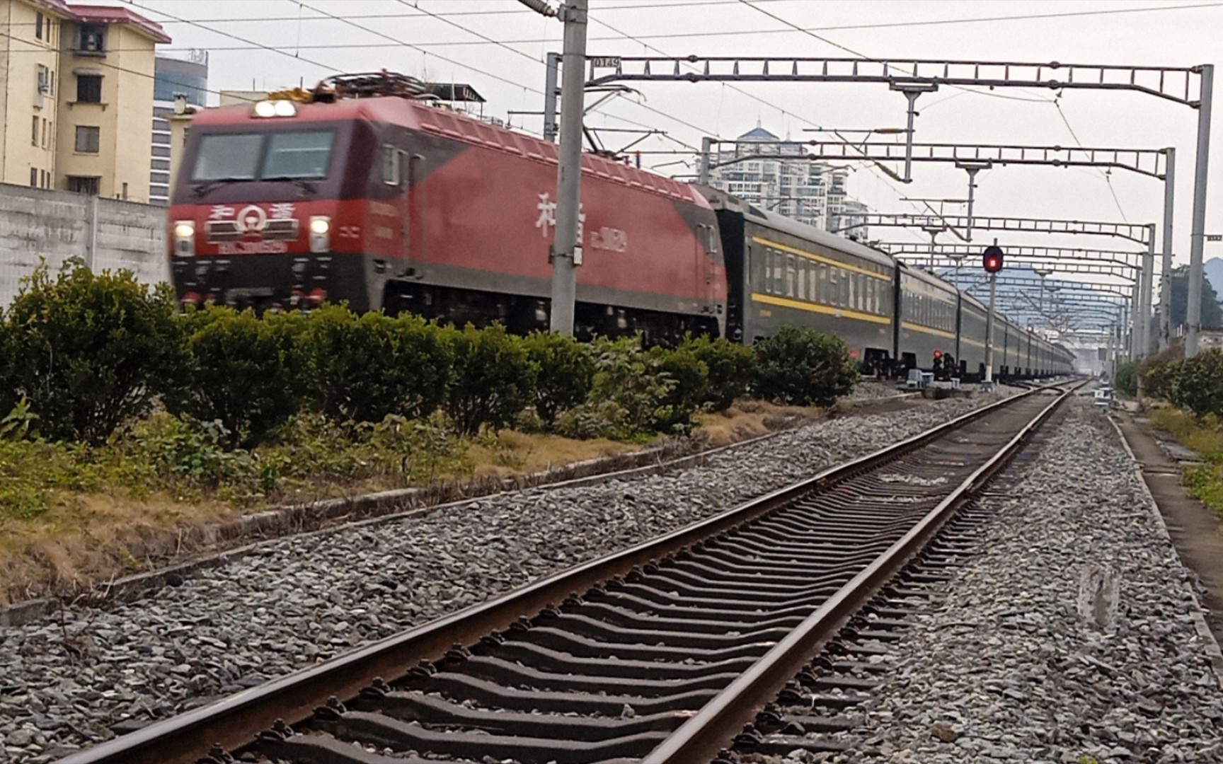 【中國鐵路】客車z285次列車通過桂林站 桂林北站方向