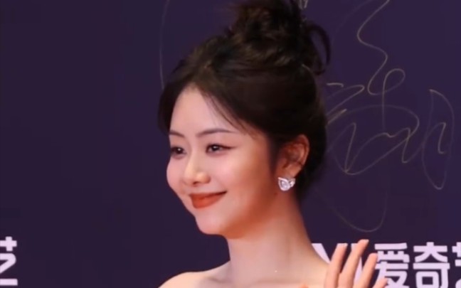 谭松韵尖叫之夜红毯低胸花瓣裙好亮眼