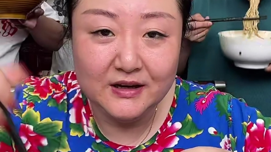 北京胖姐姐直播片段剪辑 师徒们一起吃炸酱面