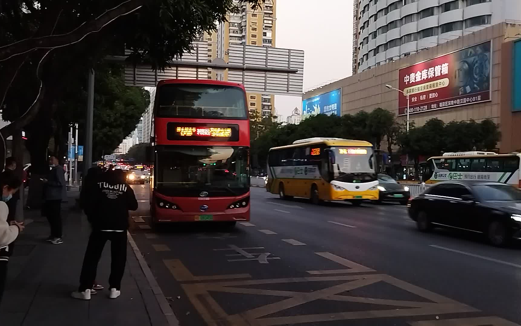 【双层巴士日常排队上车】周一晚高峰华强北等车人流M193线赛格广场站往民治龙华哔哩哔哩bilibili