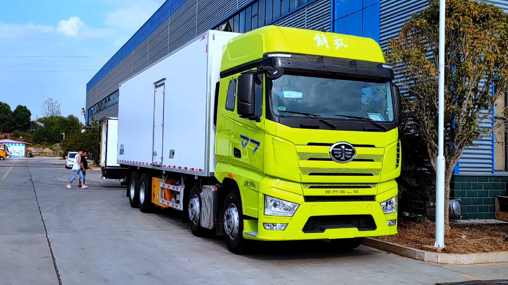 国六一汽解放j7前四后八9.