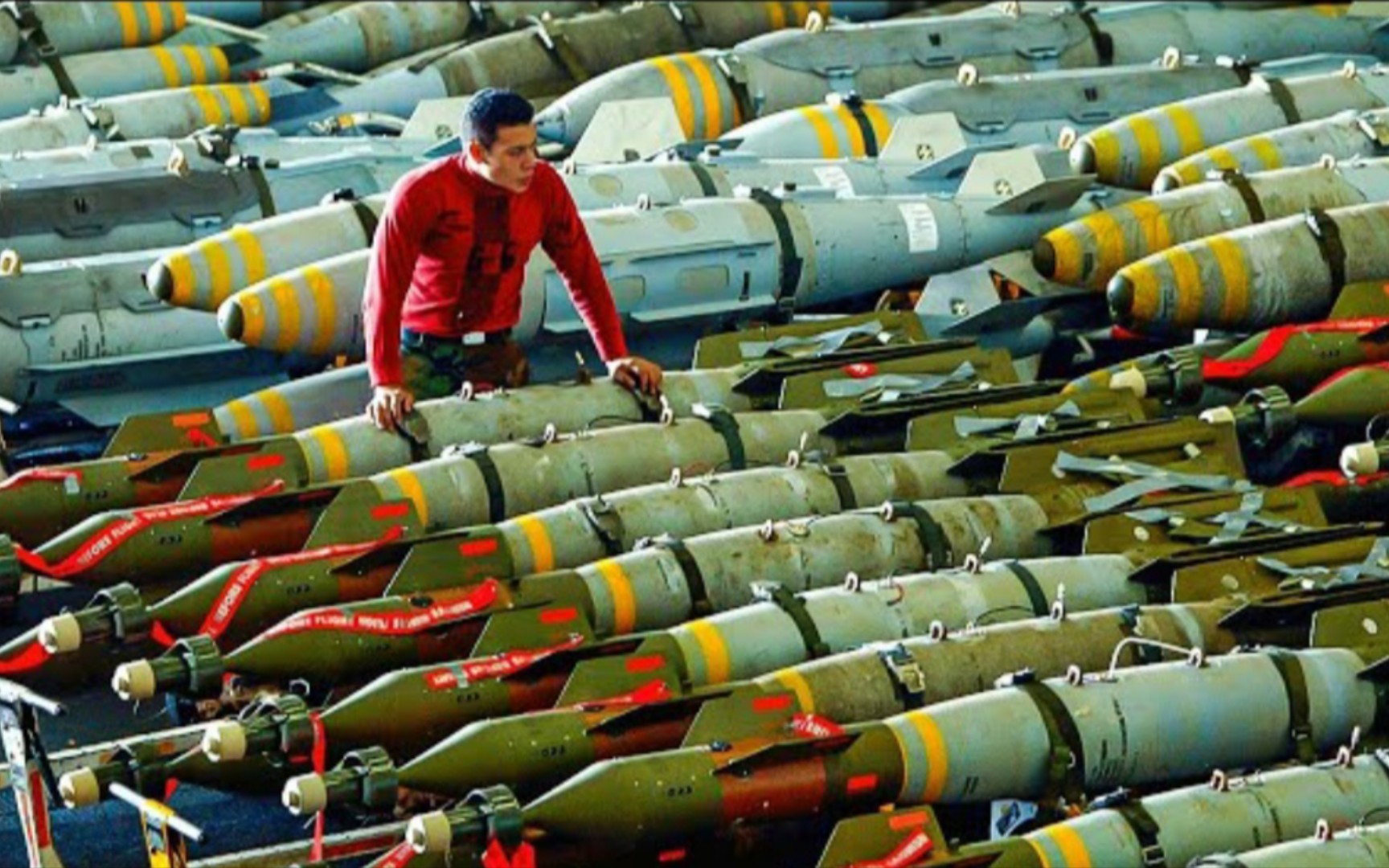 美国航母就是一个巨大的移动弹药库!