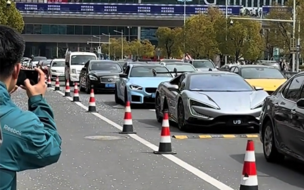 仰望u9夸张的大尾翼交警居然不拦,不过这大尾翼太帅了 # 苏州gt秀