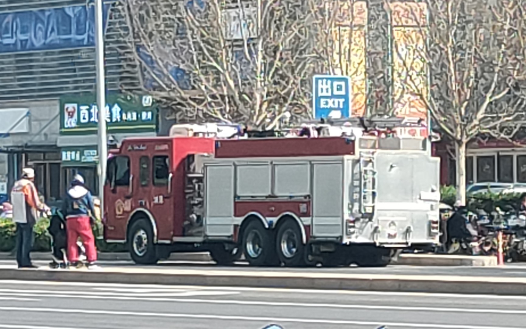 上午随拍大力霸王龙消防车在北京海淀田村