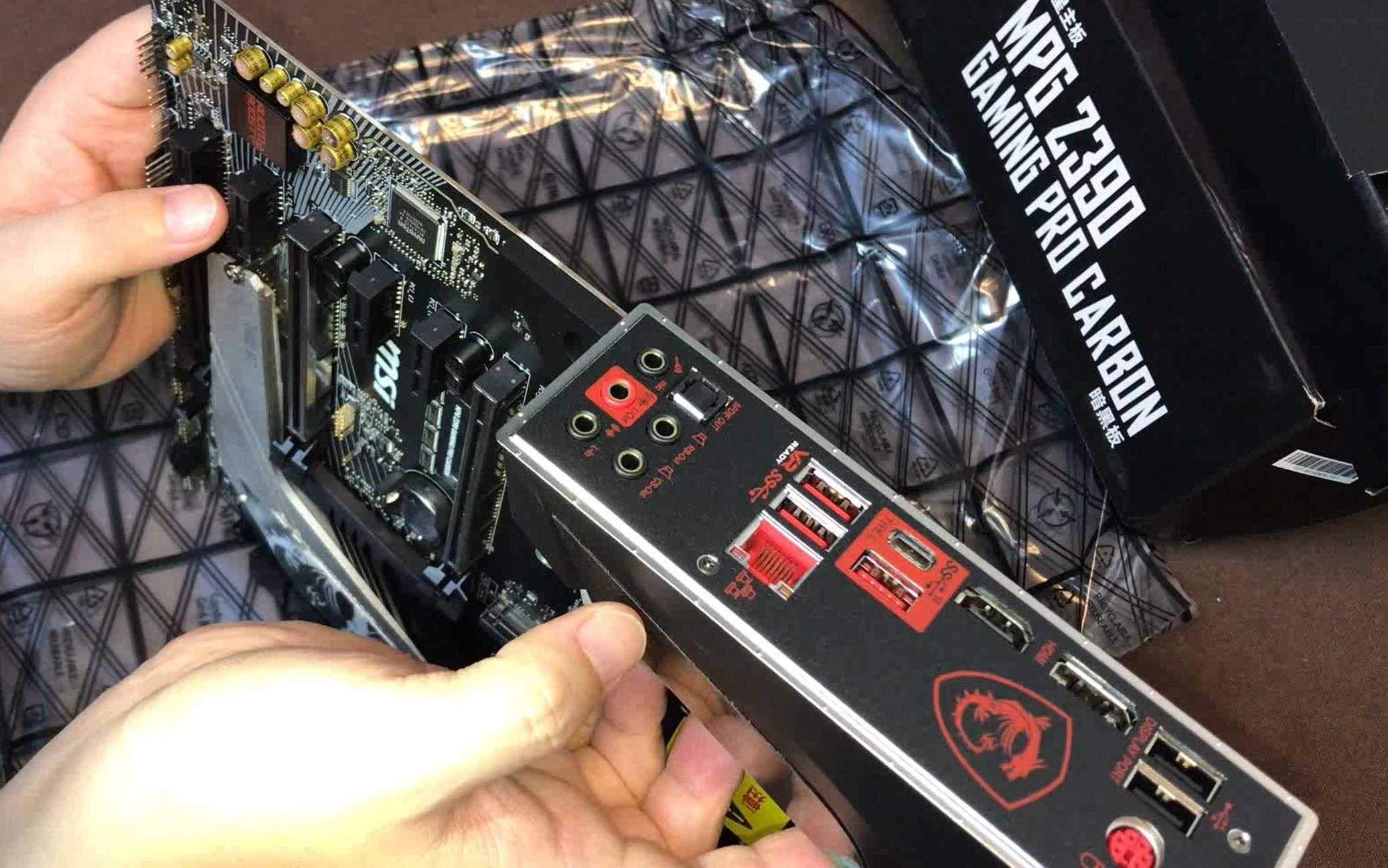 【主板】MPG Z390 GAMING PRO CARBON暗黑板简单开箱鉴哔哩哔哩bilibili