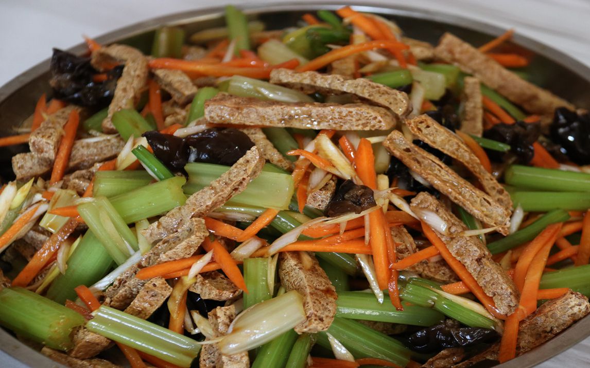 山东小菜凉拌炸豆腐,爽脆可口,国勇吃的很馋人_哔哩哔哩_bilibili