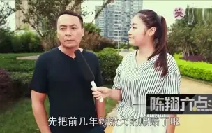 Скачать видео: 爆笑采访：记者问路人认识传说中矮矬穷吗？蘑菇头：我就是矮矬穷