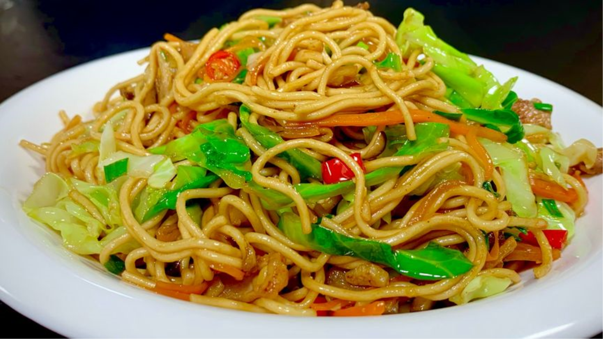 包菜炒手工面条怎么做才好吃?原来诀窍全在这里,不粘锅不成坨