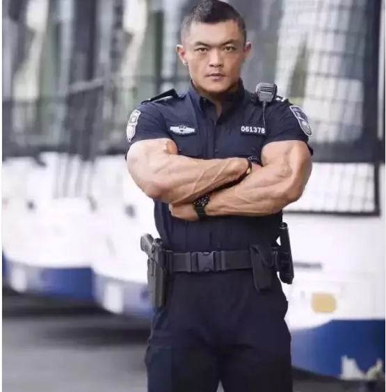 我国最帅男特警,高大威猛肌肉壮实,眼神有点像古天乐!