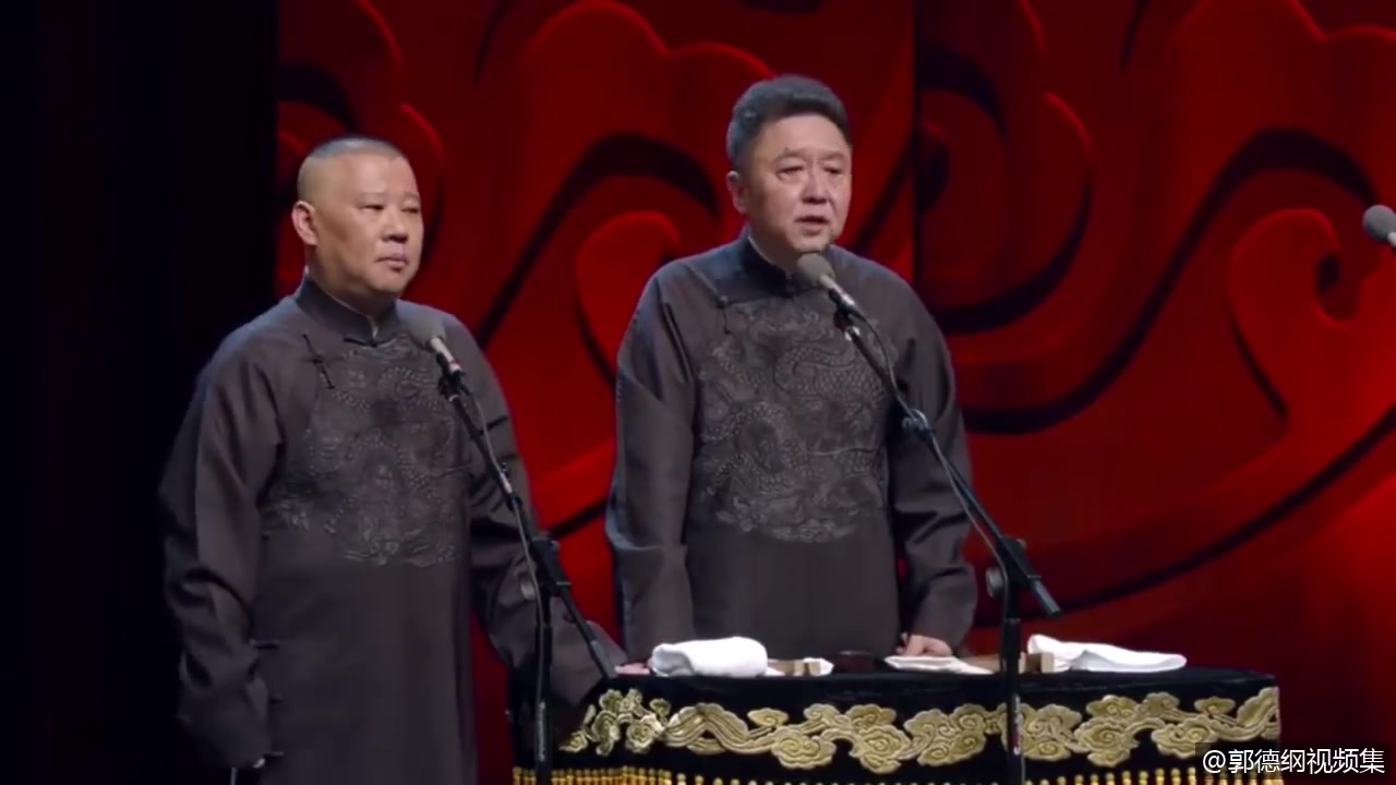 郭德纲相声谦哥父子扮母鹿亲近自然被公鹿围在中间好惨