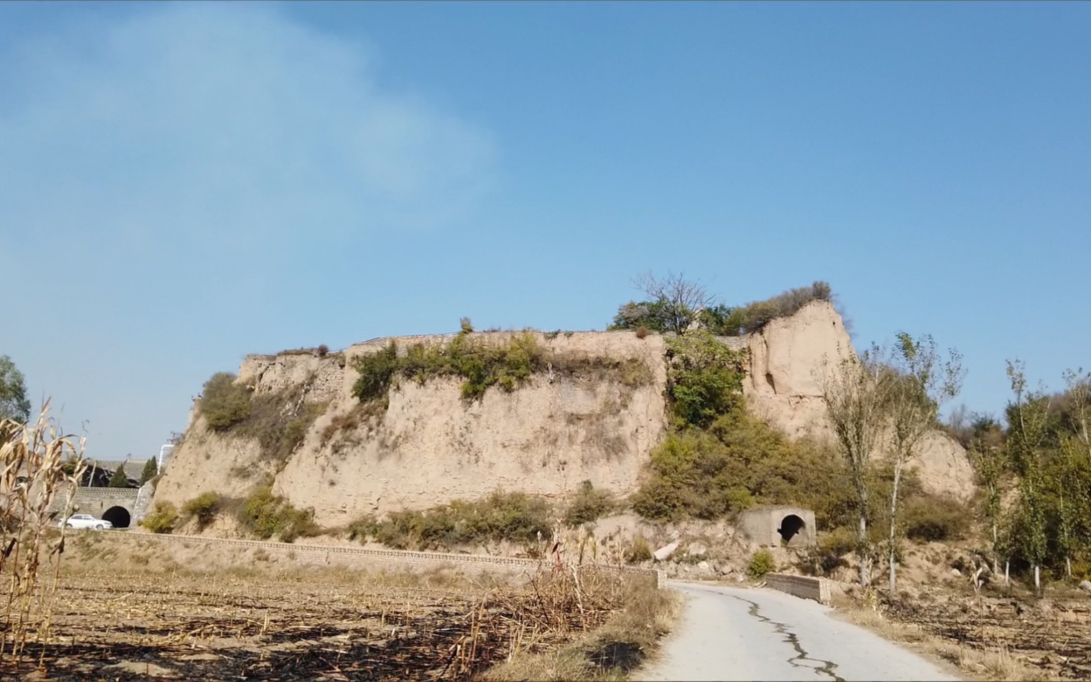 山西农村土崖上400年的尼姑庵,一位70岁的尼姑,一人在此修行!哔哩哔哩bilibili