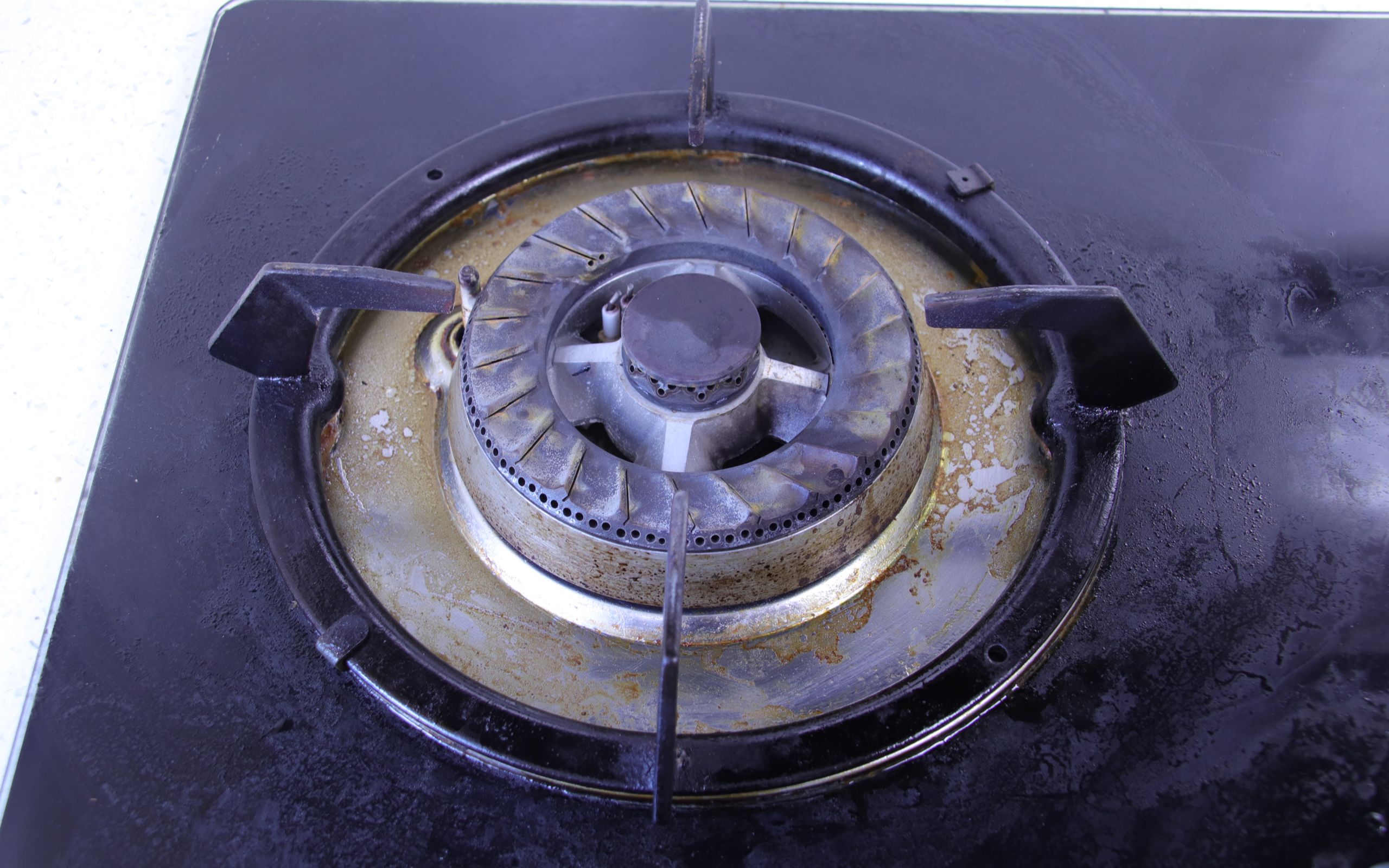 灶台油污太脏教你不用一滴水轻松去除灶台污垢方法太棒了