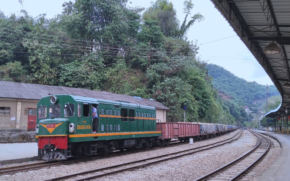 【米轨】越南铁路(vnr)dfh21机车牵引越铁敞车河口站发车