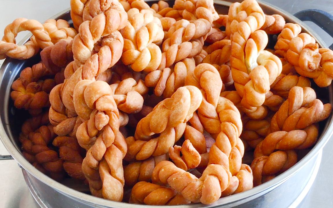 年味美食香酥麻花,一搓一拧一条,外酥里软,又甜又香,一看就会