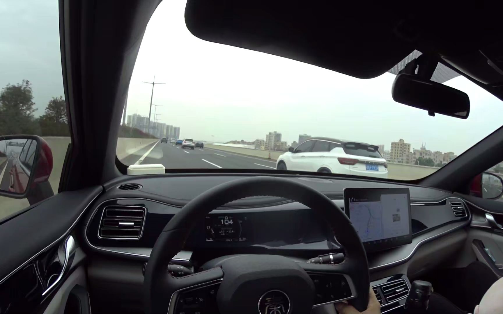 秦plus第一视角,赶路式高速驾驶