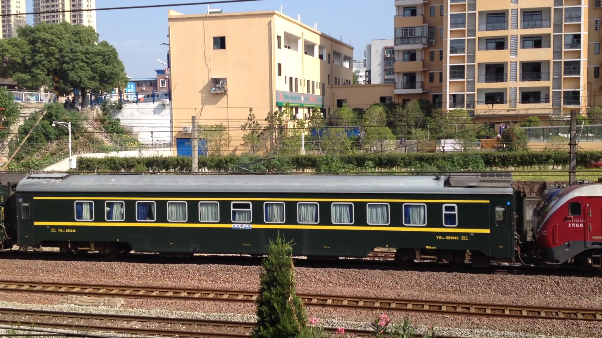 2017 10 02:上局杭段hxd1d0162牵引z288出鹰潭站【尾部有亮点】_哔哩