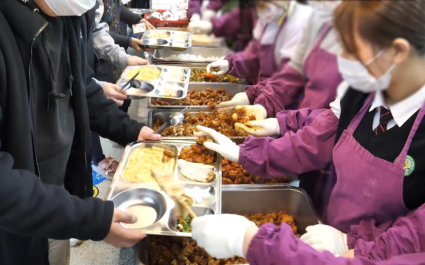 实拍韩国高中食堂做菜过程,为了学生的营养,每道菜都是精心制作!