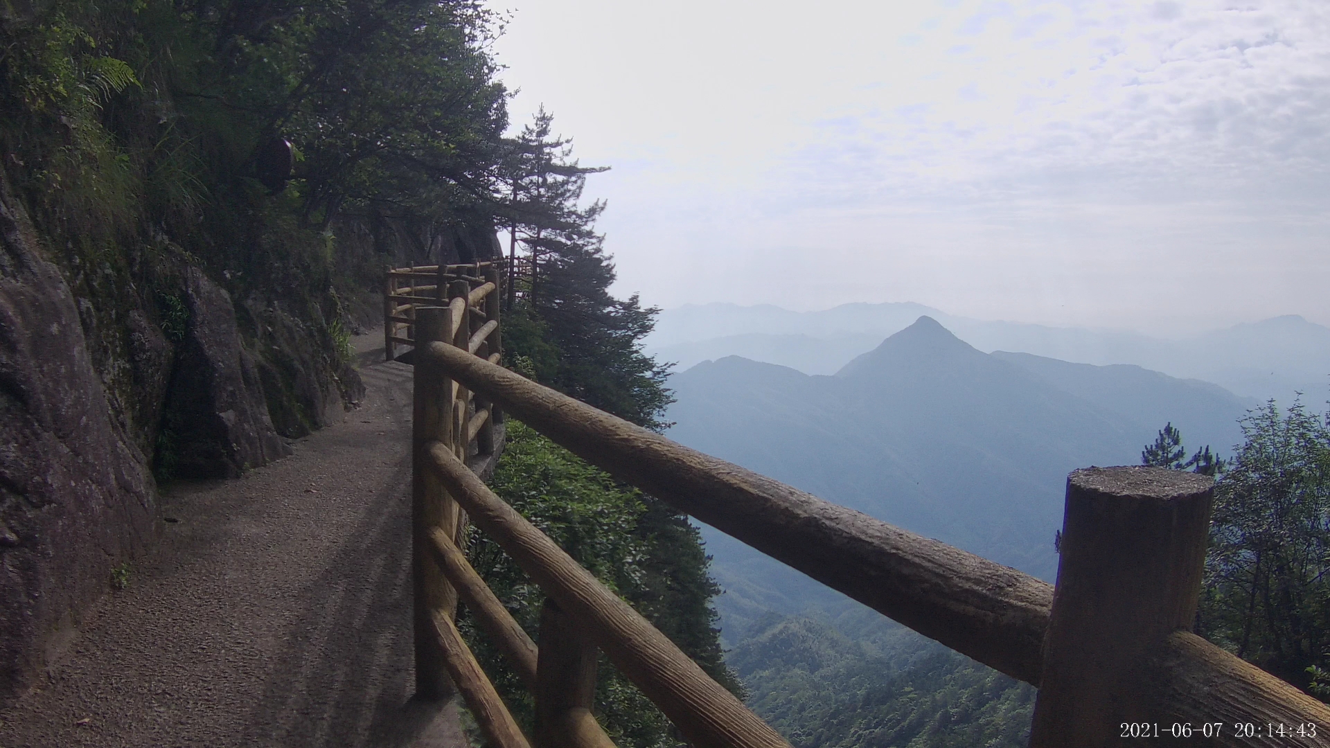 明月山青云栈道风景图片