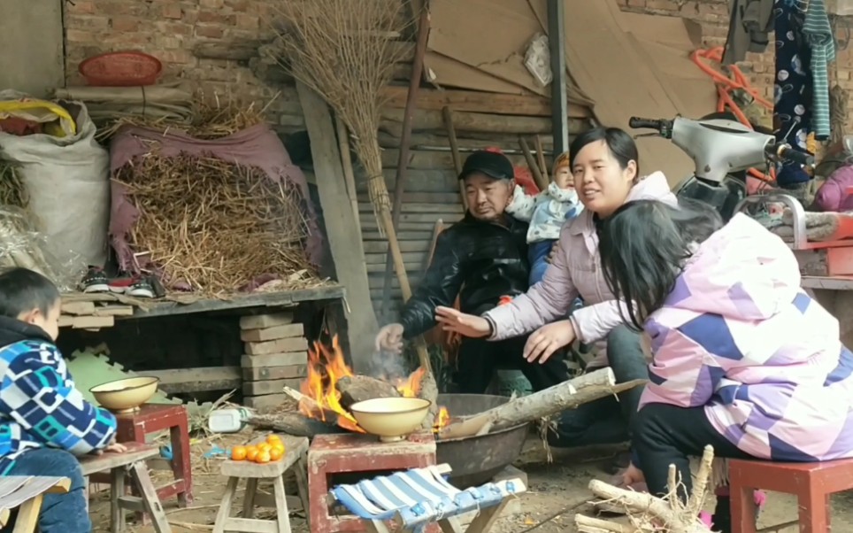 天气冷了,自己劈柴烤火,一家人围坐在一起说说笑笑真热闹