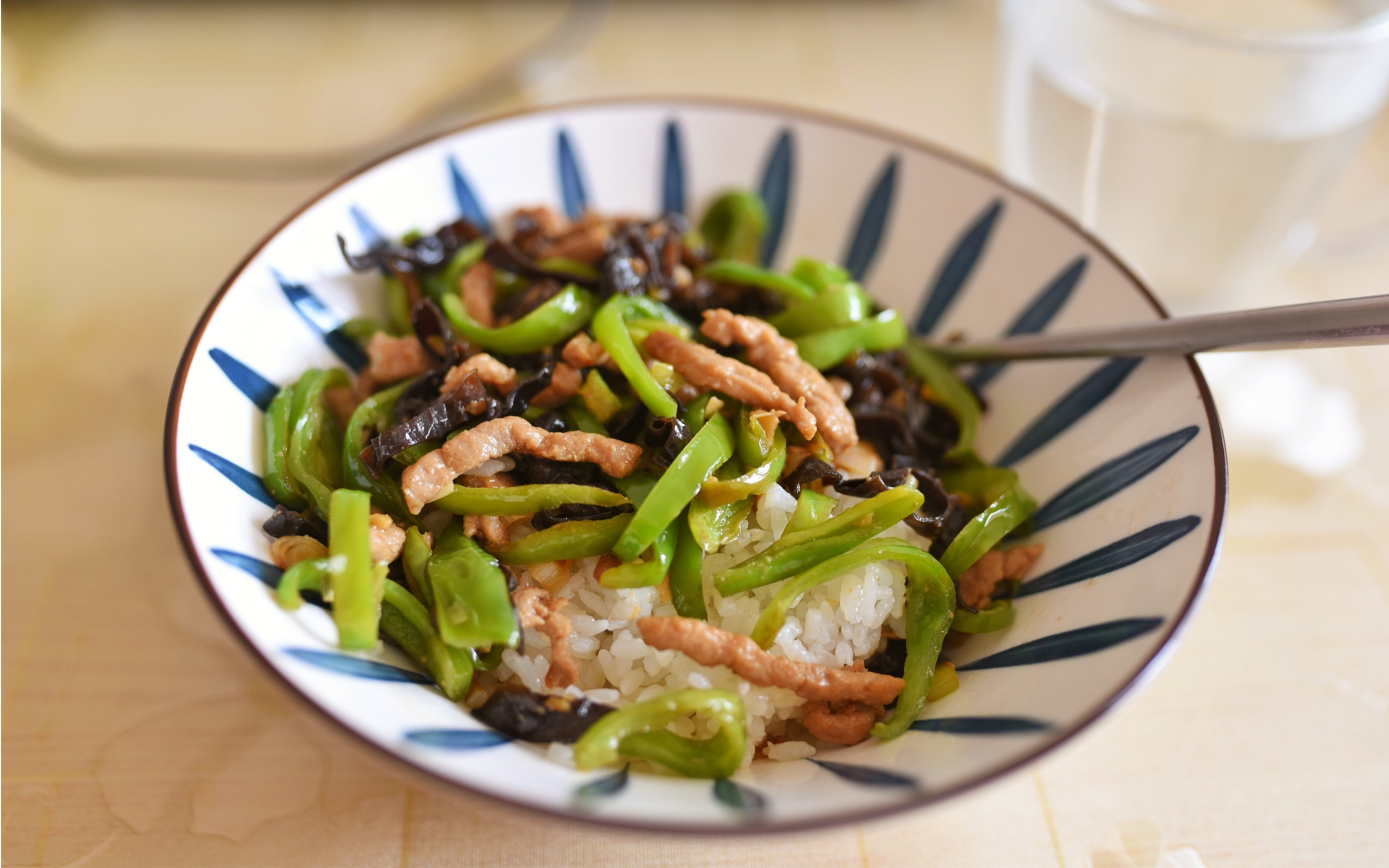 阜新躺平记,快手菜青椒木耳肉丝,干木耳耐储存是家里常备菜之一