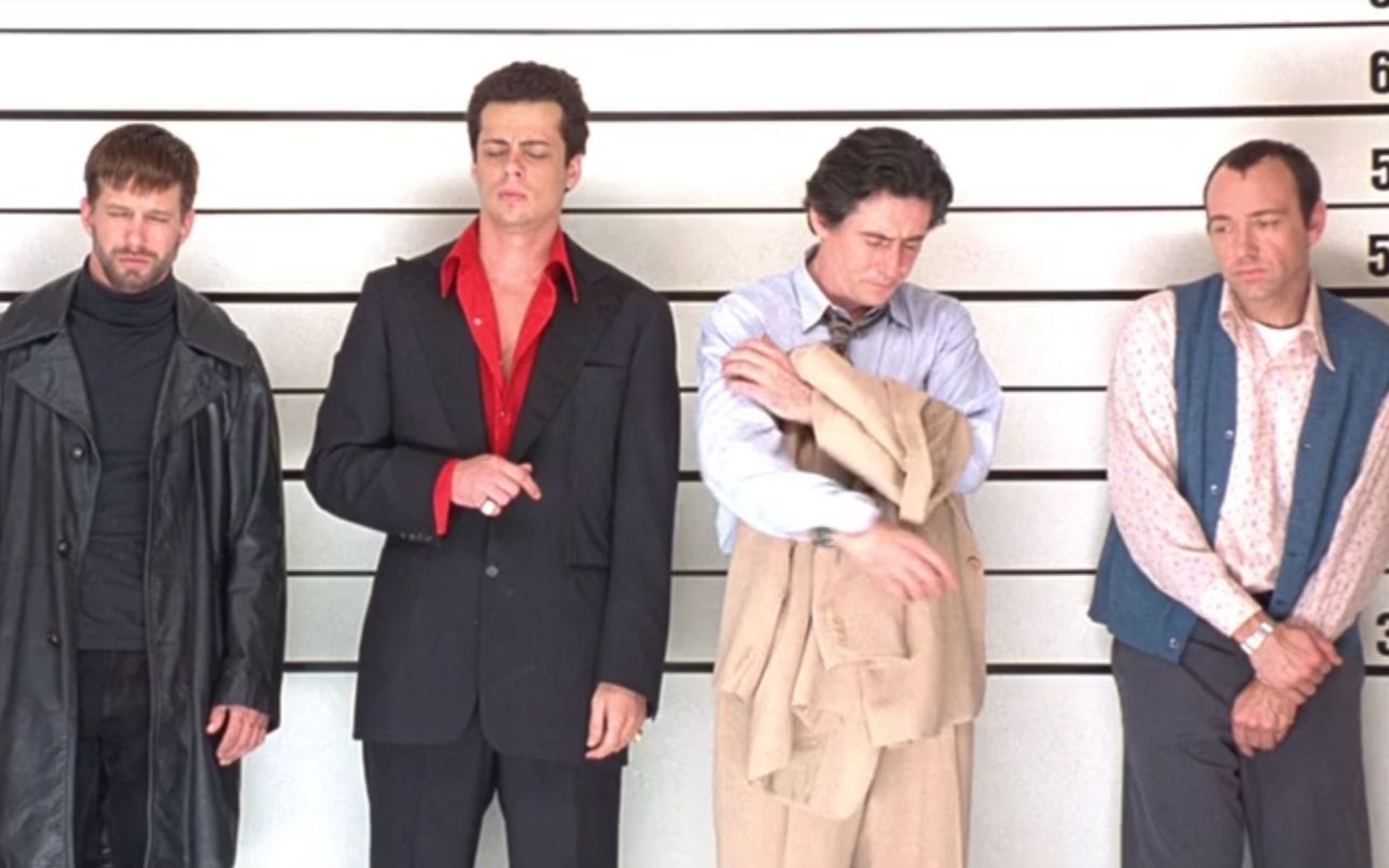 一部高分烧脑悬疑电影罪犯随便用看到的几个名字就把警察忽悠了