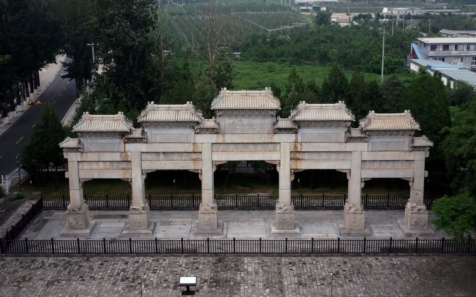 dji mini2航拍明十三陵超大石牌坊 中国现存最大,最早的石坊建筑