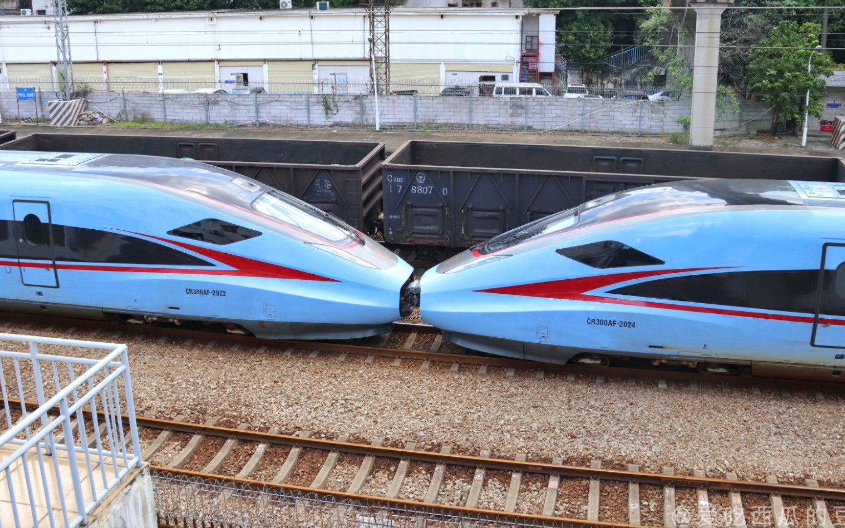 【蓝色复兴号】重联cr300af担当0072次驶出广州西站_哔哩哔哩_bili