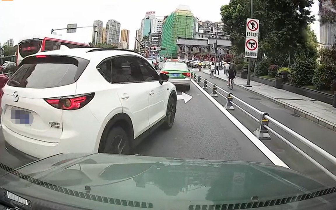 爸爸开车被加塞狂爆粗口,一旁宝宝奶声奶气批评教育,结局亮了!