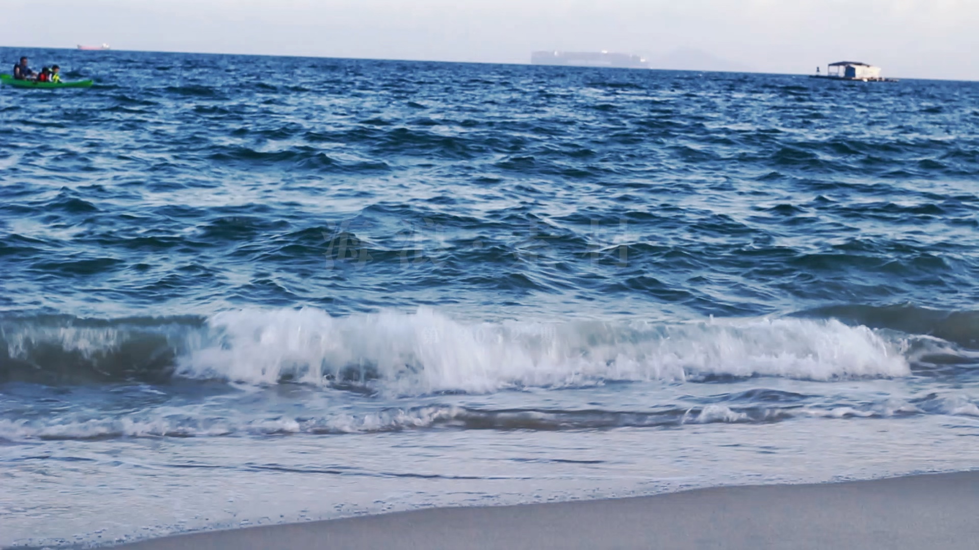 大海海浪 白色浪花 海边沙滩 翻滚的海浪冲刷着沙滩 视频素材 #矮色
