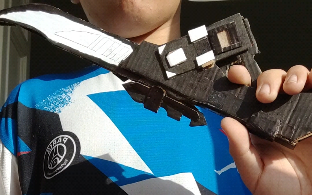 "自制e哥匕首,手机出问题,下载的w听不成,只能凑合听rx了.