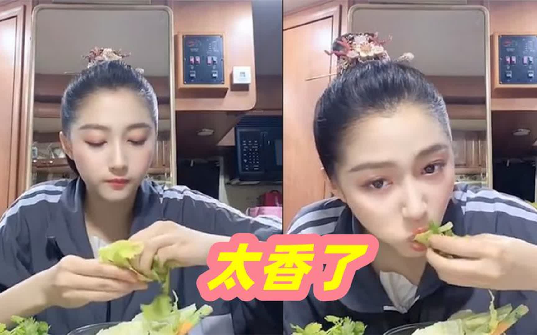关晓彤片场吃饭场面,熟醉小龙虾,老虎菜,来个扎啤就完美了!