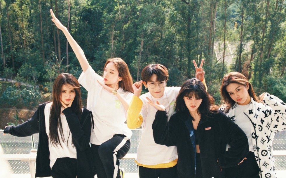 刘令姿|林凡|葛鑫怡|金子涵    【天台line】我们的故事从天台开始