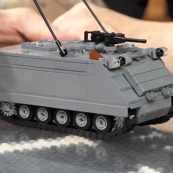 Brickmania M113 - Armored Personnel Carrier - Custom