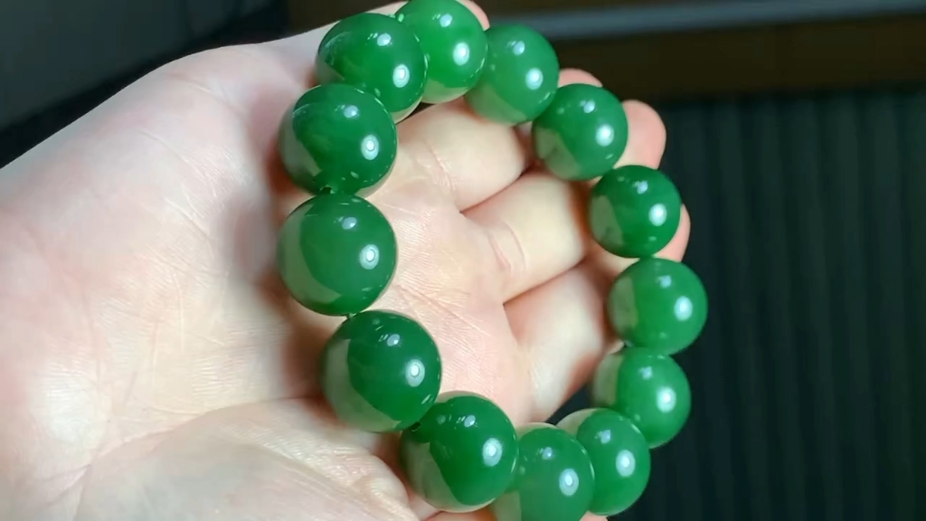 和田玉碧玉阳绿菠菜绿手链手串,起荧光,密度好,玉质油润,品相极佳